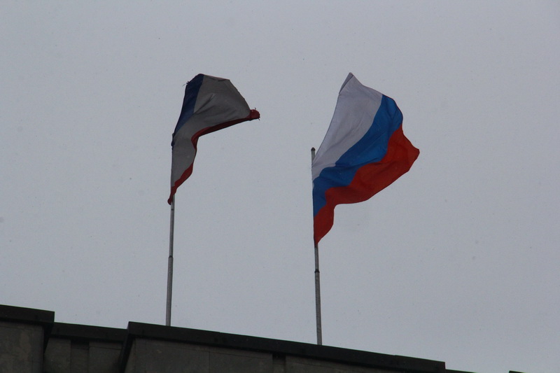 Под стенами парламента Крыма собрались пророссийские активисты