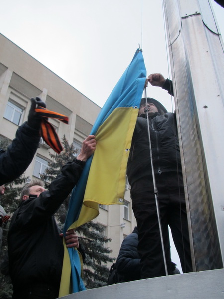 Возле горсовета Симферополя подняли российский флаг