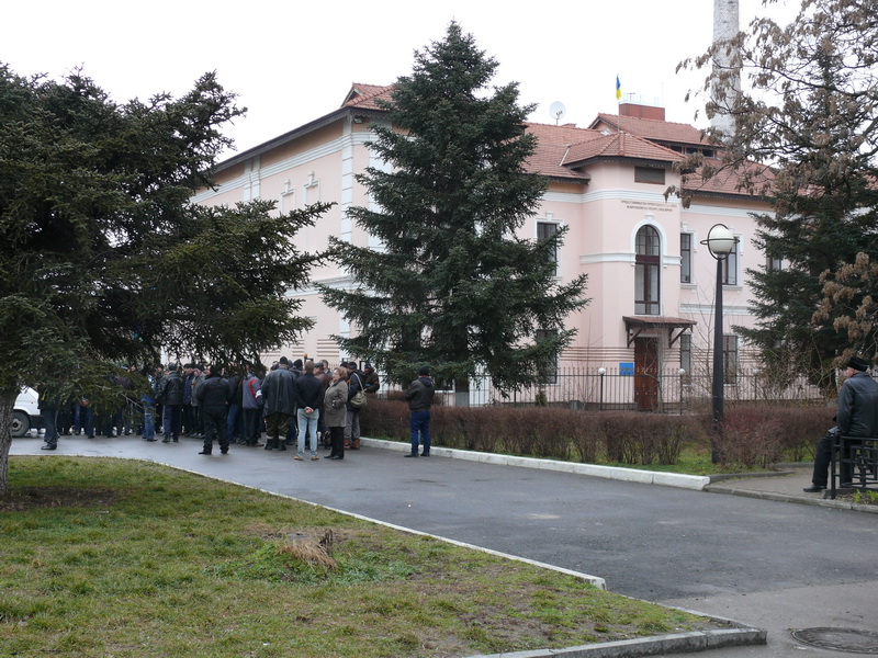 В Симферополе пикетчики заблокировали Представительство президента