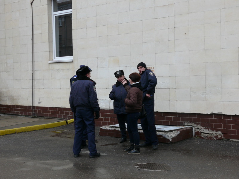 В Симферополе пикетчики заблокировали Представительство президента