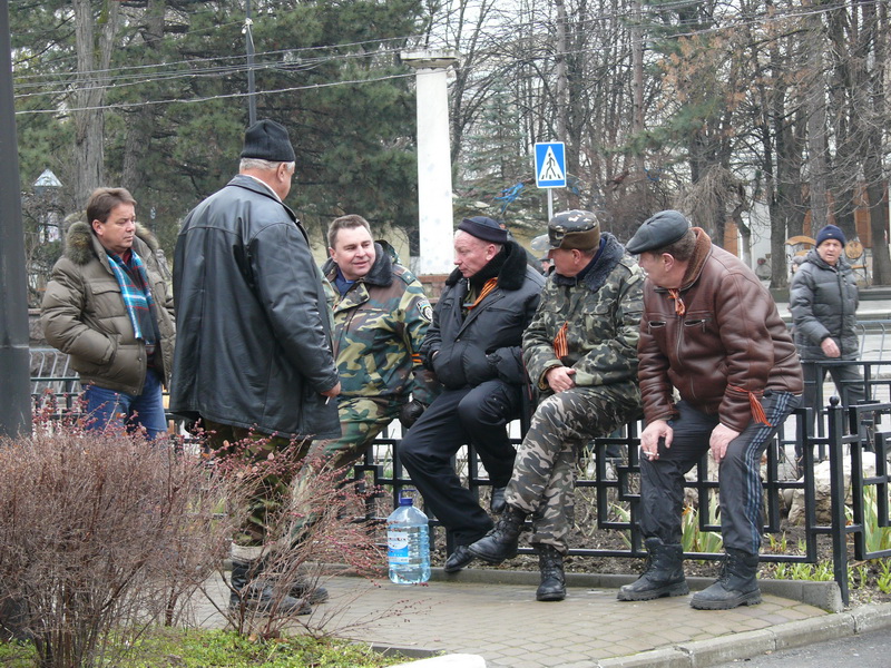 В Симферополе пикетчики заблокировали Представительство президента