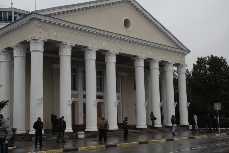 Военные обеспечивают безопасность в аэропорту Симферополя, – служба безопасности аэропорта