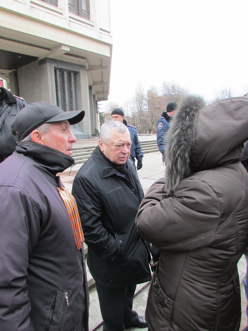 Под стенами крымского парламента собирается мирный митинг