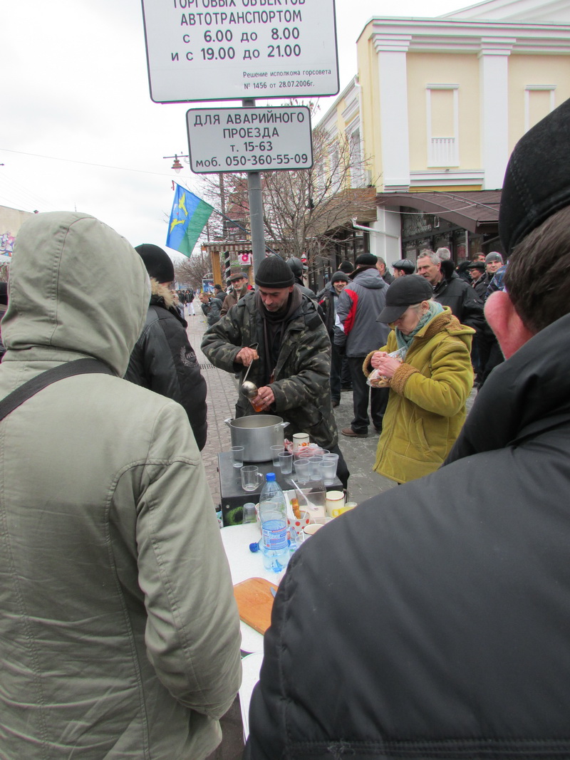 Под стенами крымского парламента собирается мирный митинг