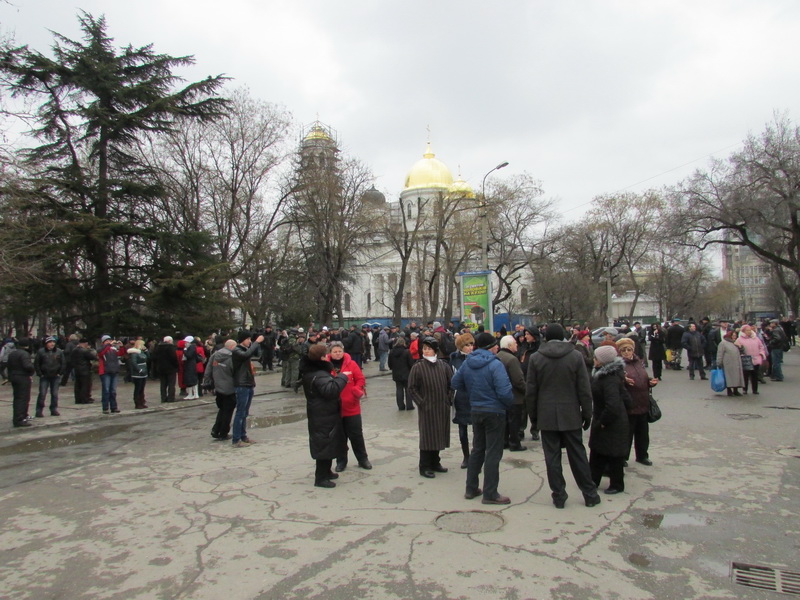Под стенами крымского парламента собирается мирный митинг