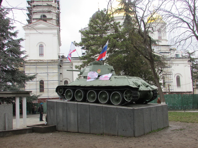 Под стенами крымского парламента собирается мирный митинг