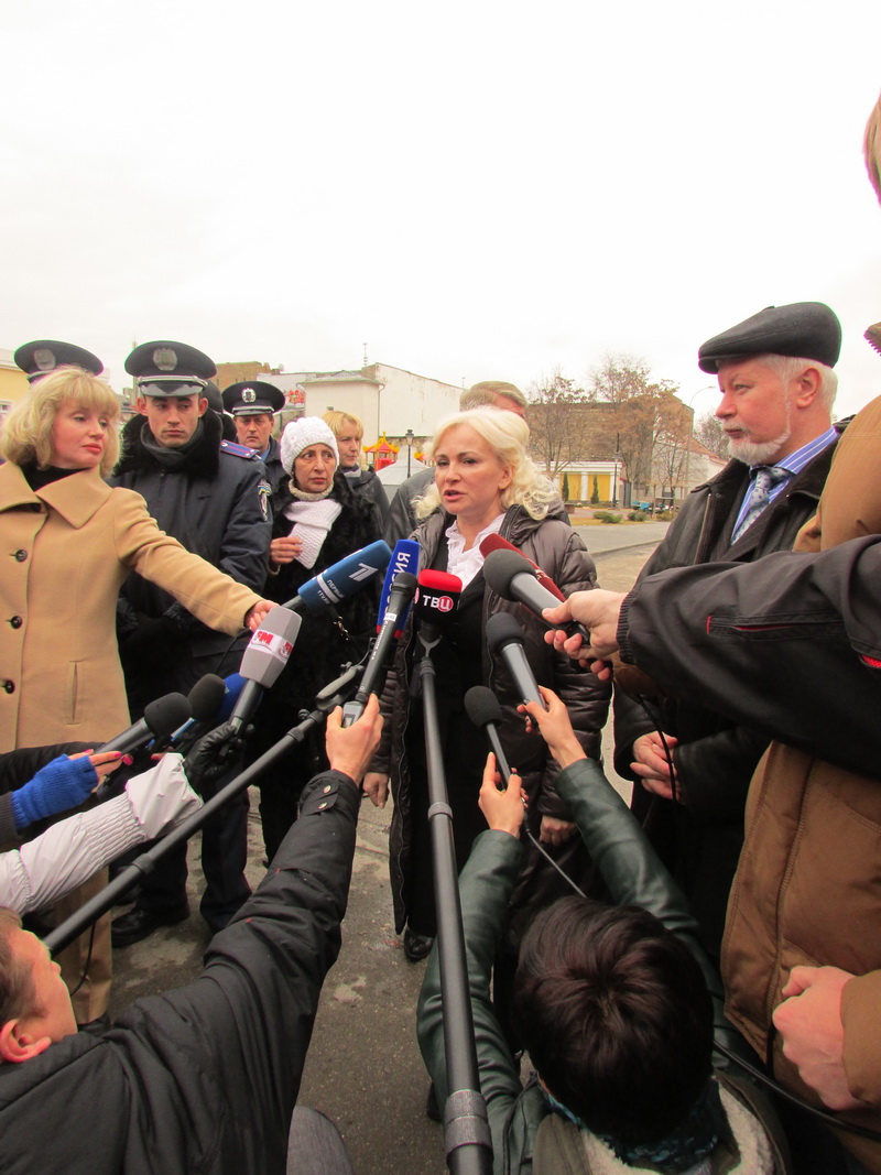 Под стенами крымского парламента собирается мирный митинг