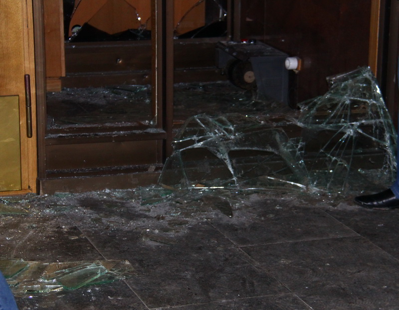 В крымском парламенте разбит центральный вход