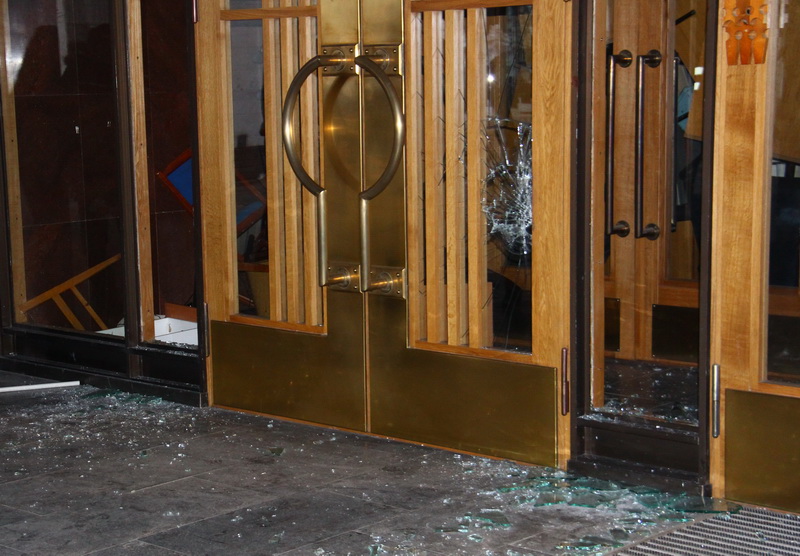 В крымском парламенте разбит центральный вход