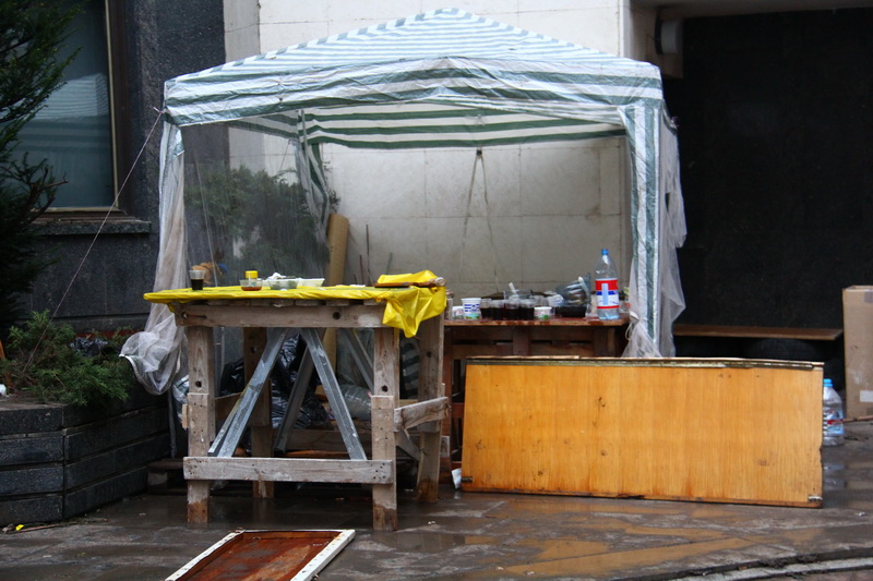 В крымском парламенте разбит центральный вход