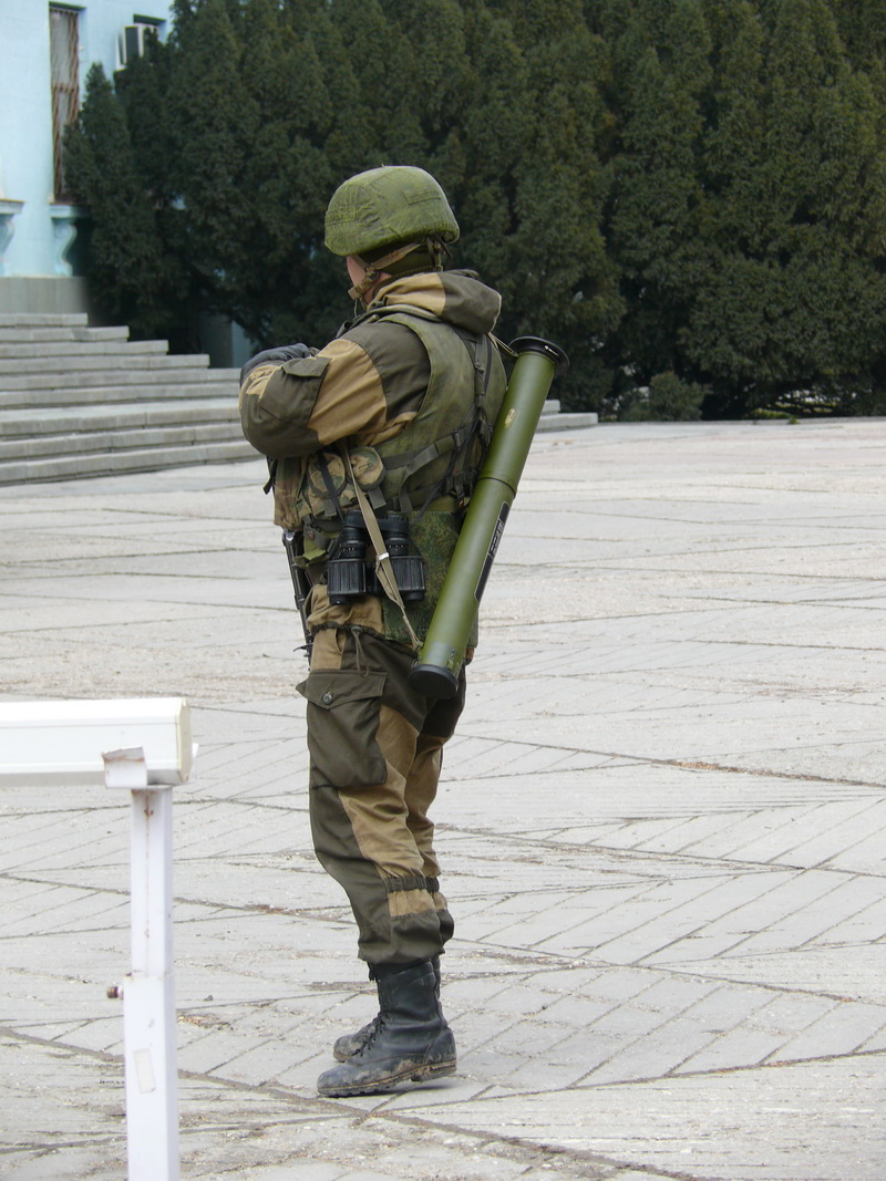 Центр Симферополя полностью окружен военными