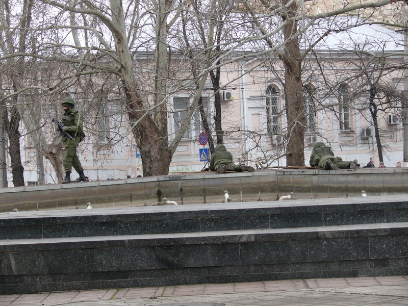 Центр Симферополя полностью окружен военными