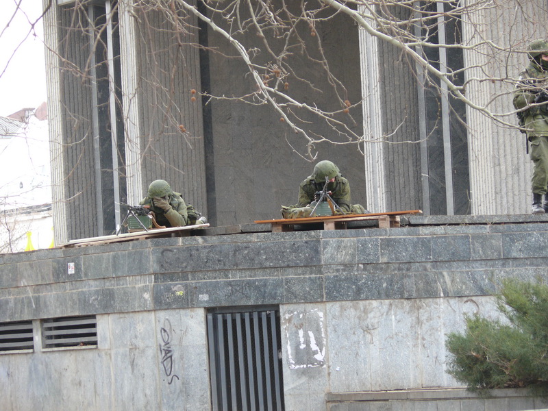 Центр Симферополя полностью окружен военными