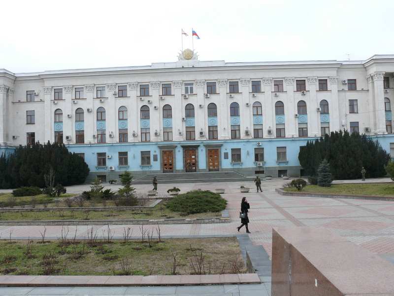 Центр Симферополя полностью окружен военными