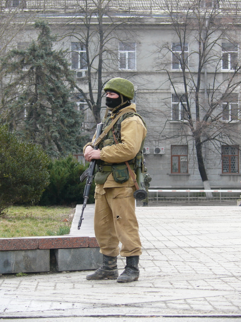 Центр Симферополя полностью окружен военными