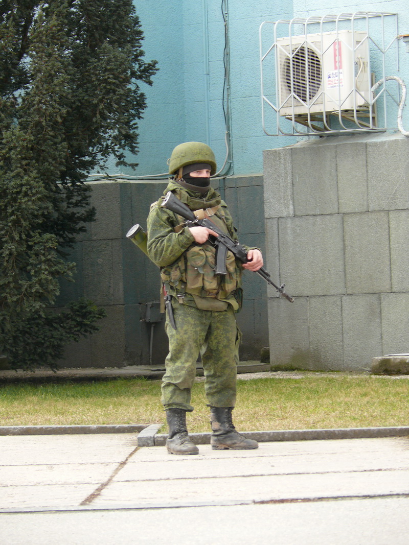 Центр Симферополя полностью окружен военными