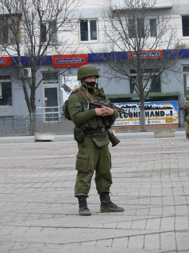 Центр Симферополя полностью окружен военными