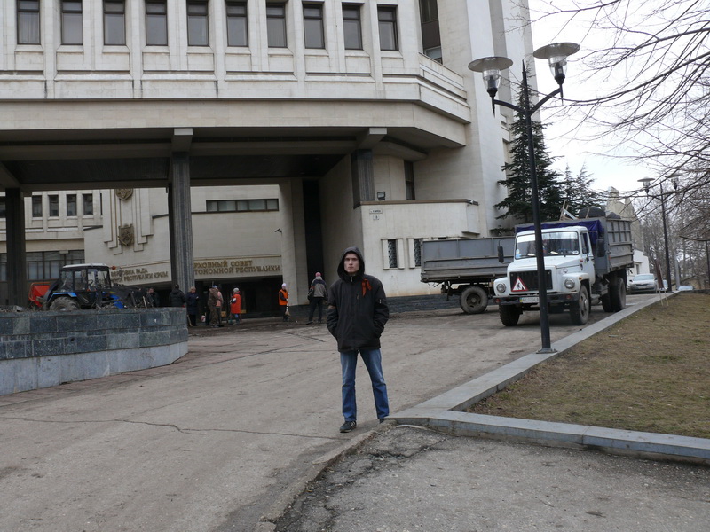 У здания парламента Крыма убрали баррикады