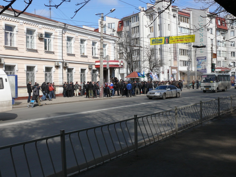 В Симферополе пикетируют главк МВД