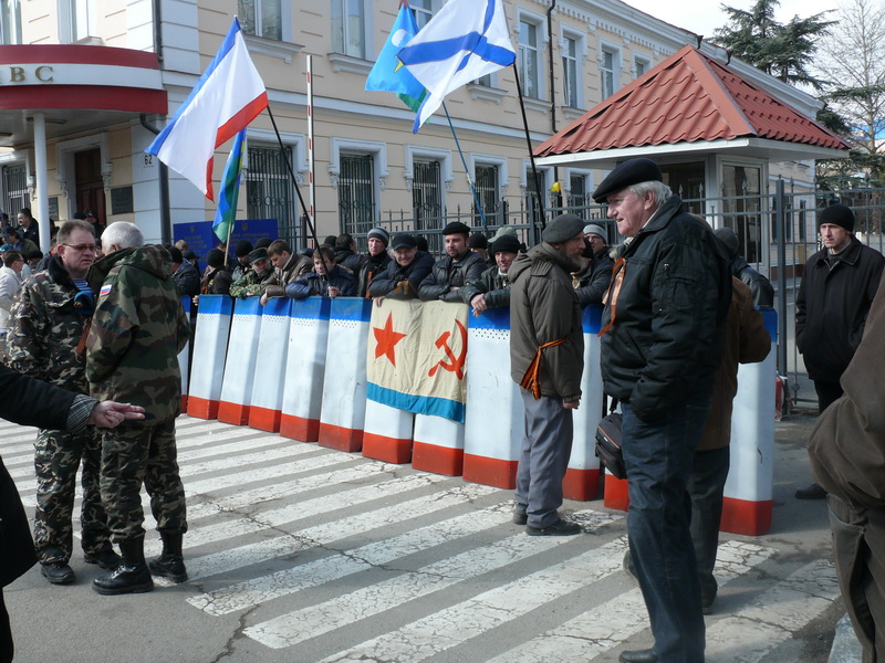 В Симферополе пикетируют главк МВД