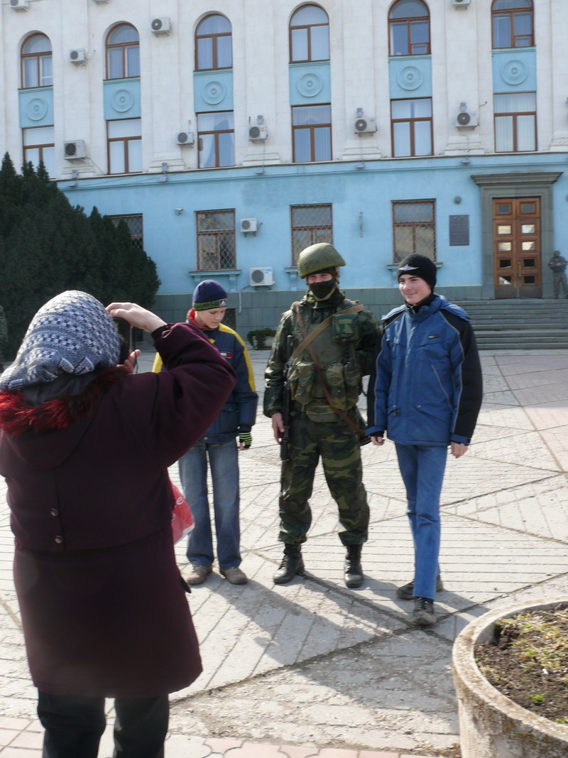 К зданию правительства Крыма сходятся люди
