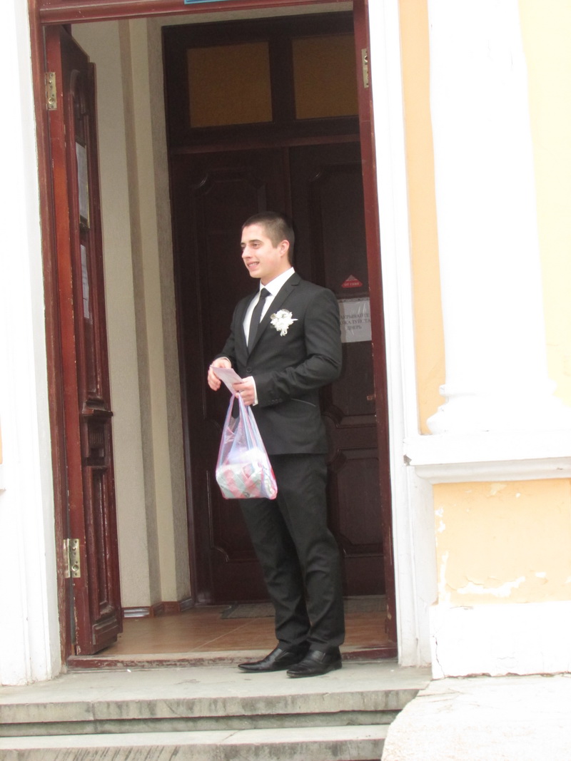 В Симферополе полным ходом идут свадьбы