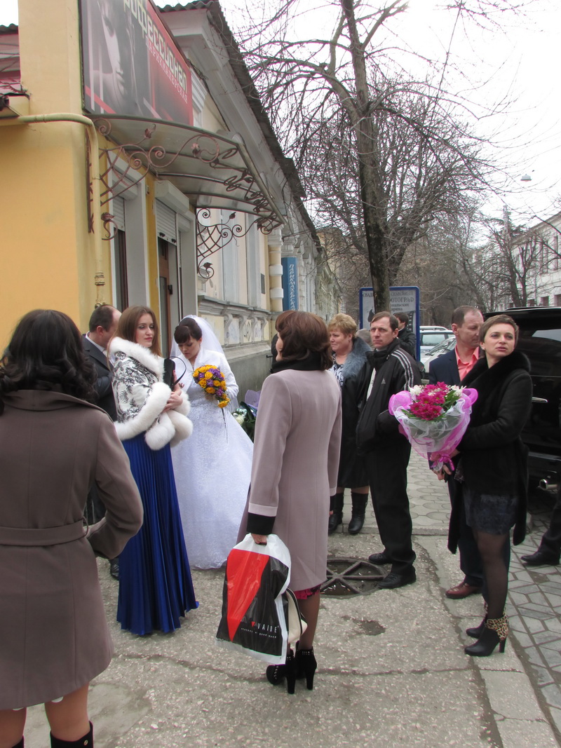 В Симферополе полным ходом идут свадьбы