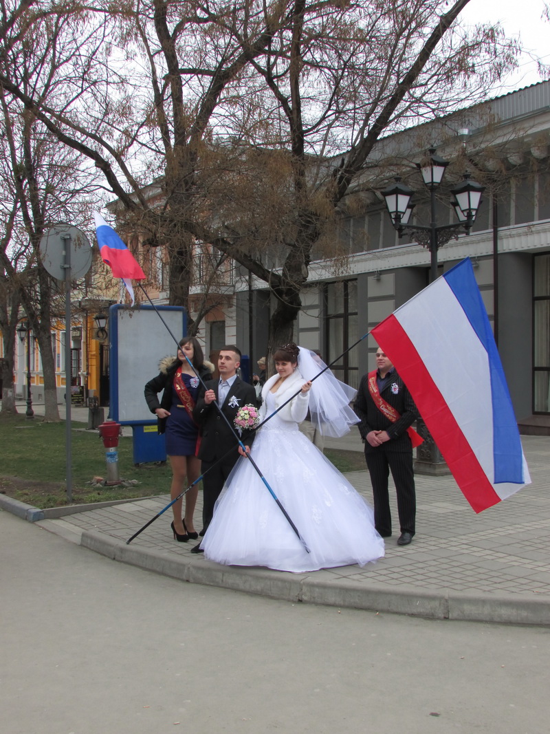 В Симферополе полным ходом идут свадьбы