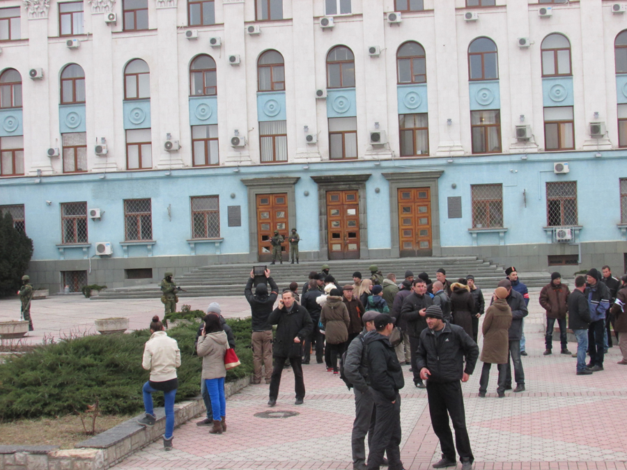 Военные оставили центр Симферополя