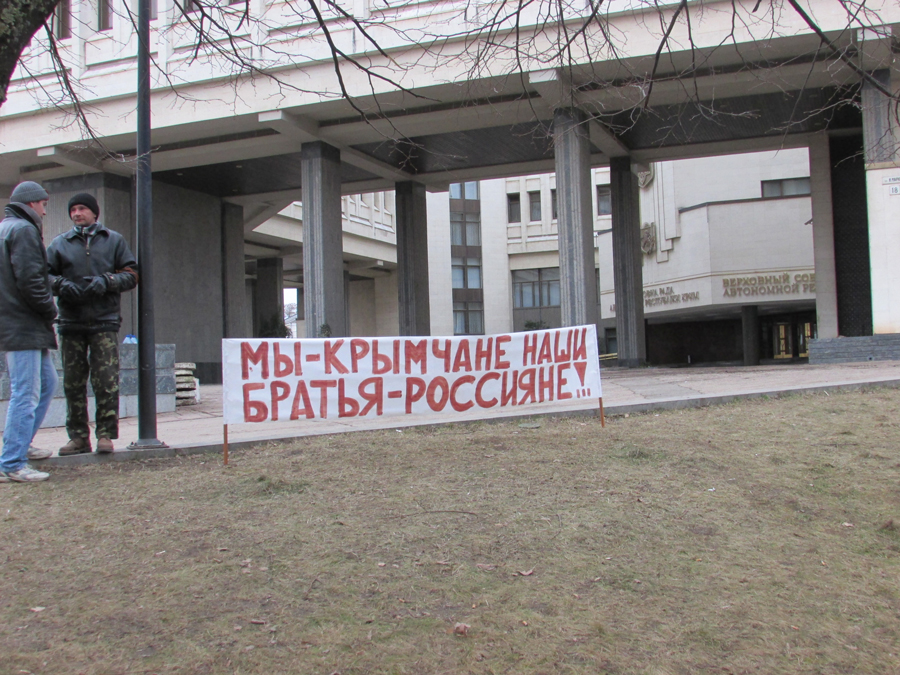 Военные оставили центр Симферополя