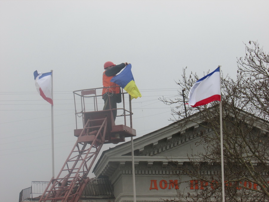 В центре Симферополя развеваются российские флаги
