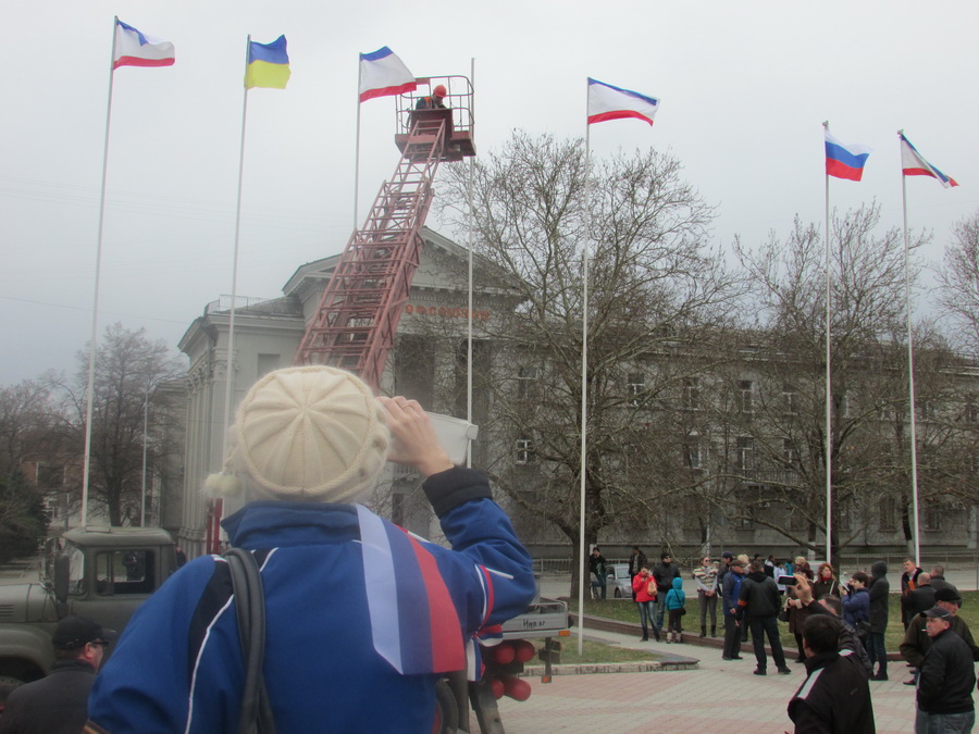 В центре Симферополя развеваются российские флаги