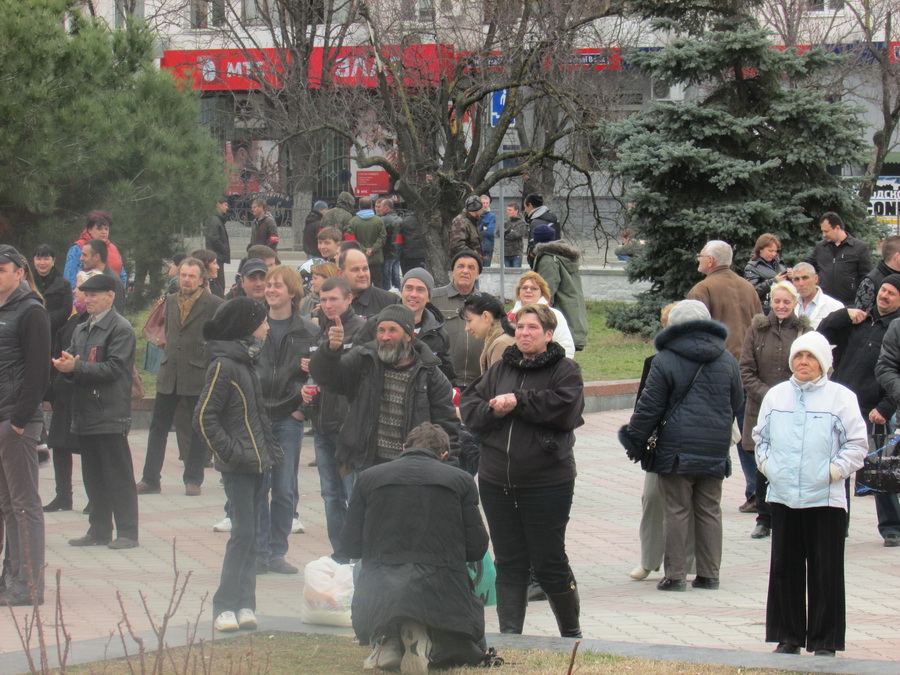 В центре Симферополя развеваются российские флаги