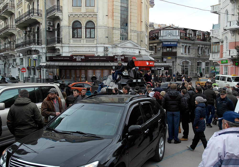 Ялтинцы прогнали из центра города военный автомобиль 