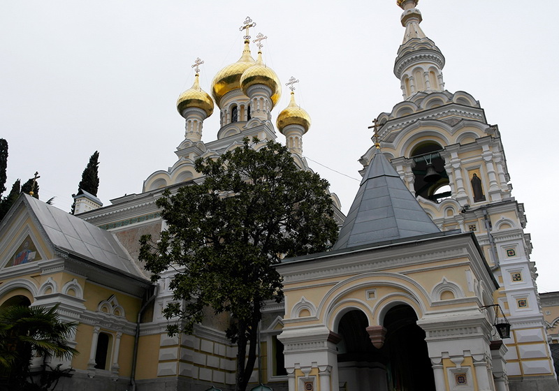 В храмах Ялты провели молебен о мире и спокойствии