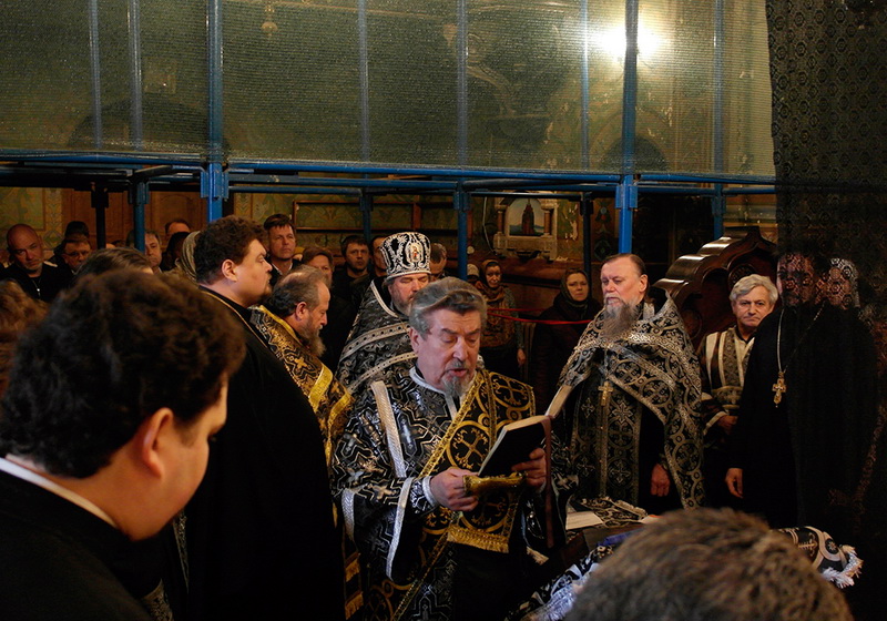 В храмах Ялты провели молебен о мире и спокойствии