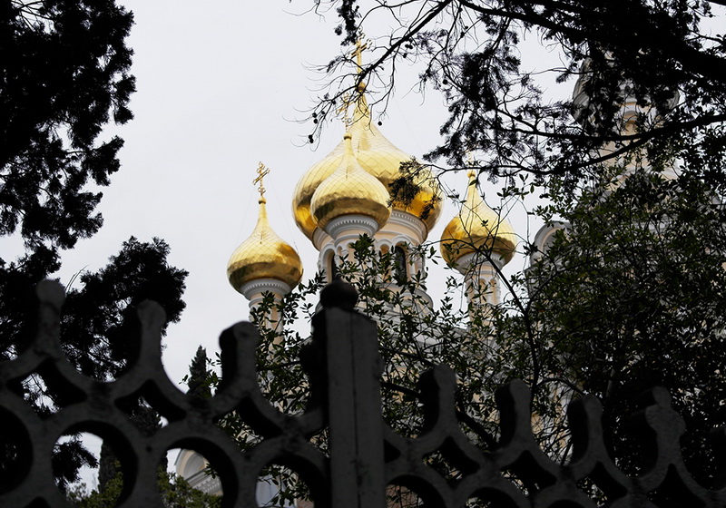 В храмах Ялты провели молебен о мире и спокойствии