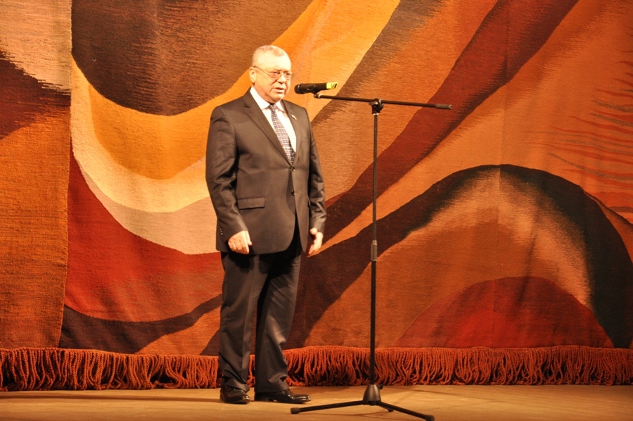 В Симферополе крымчанок поздравили с Международным женским днем