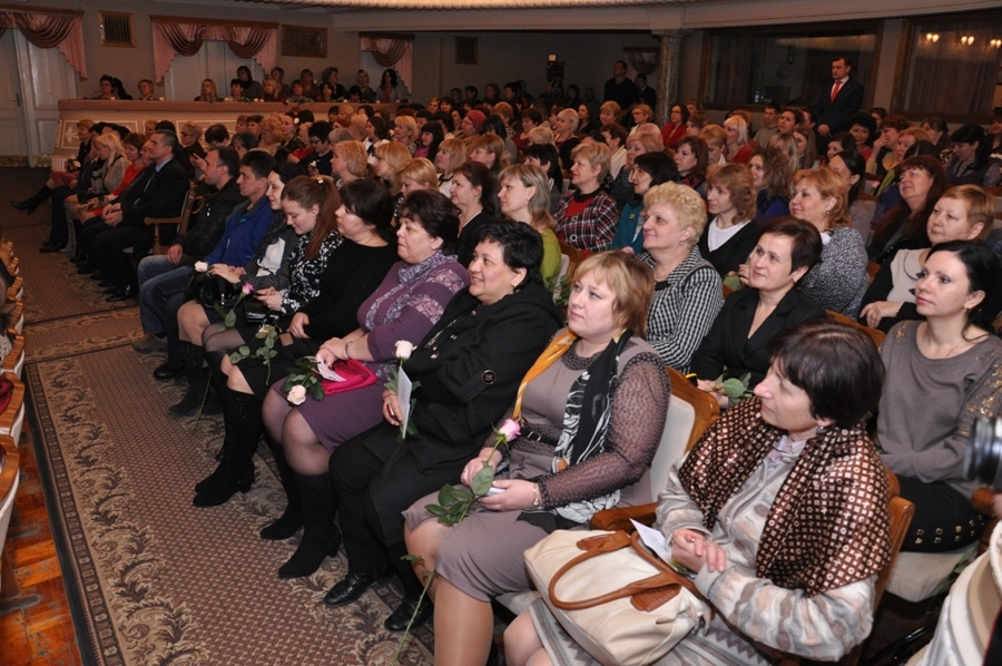 В Симферополе крымчанок поздравили с Международным женским днем