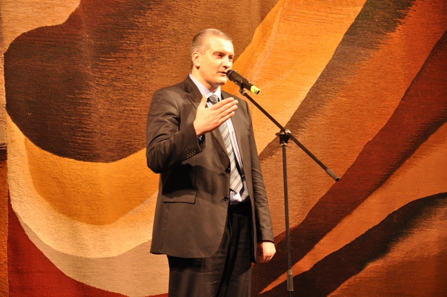 В Симферополе крымчанок поздравили с Международным женским днем