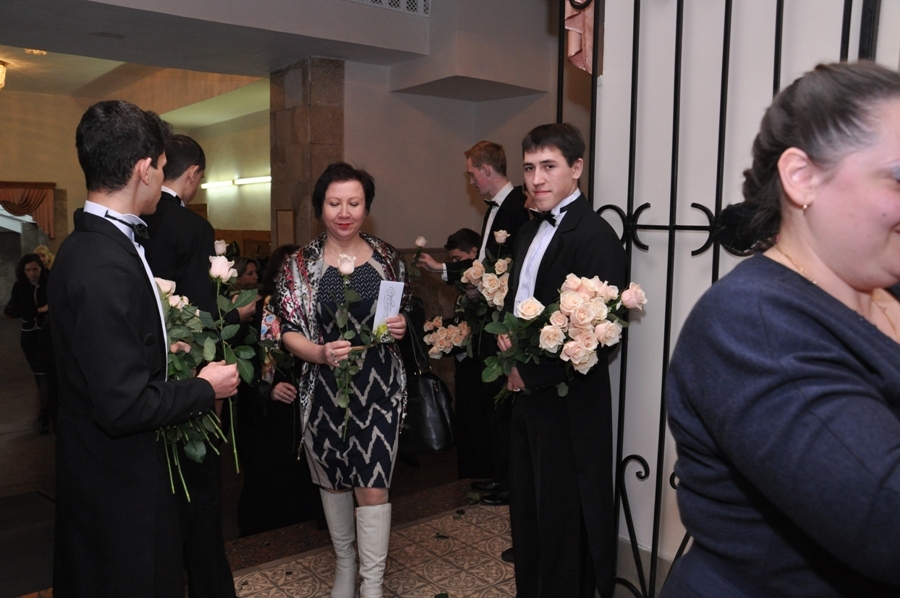 В Симферополе крымчанок поздравили с Международным женским днем