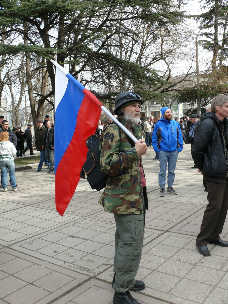 В Симферополе проходит митинг в поддержку референдума