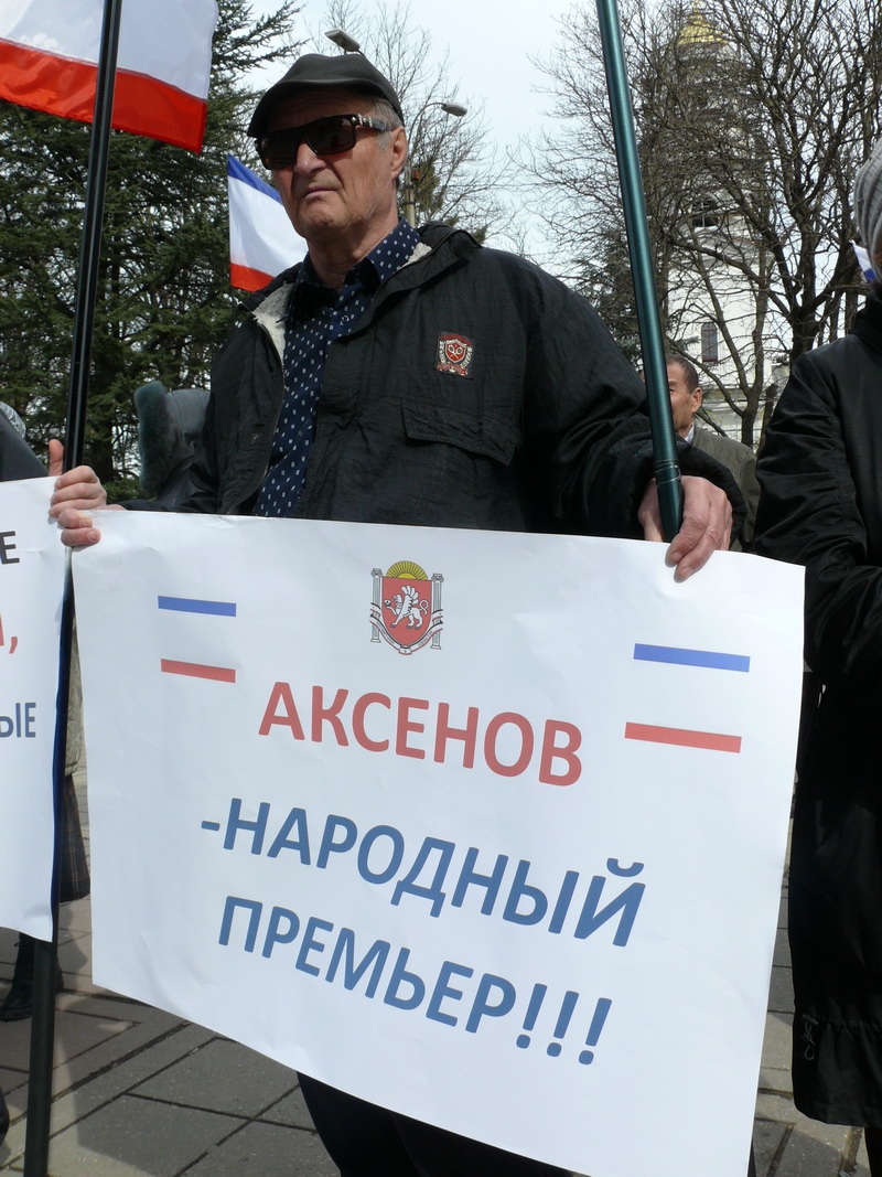 В Симферополе проходит митинг в поддержку референдума