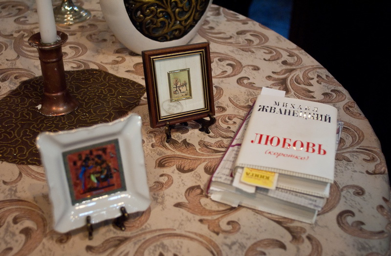 В Севастополе открылась выставка «Весна. Женщина. Цветы»