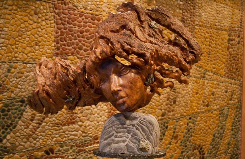 В Севастополе открылась выставка «Весна. Женщина. Цветы»