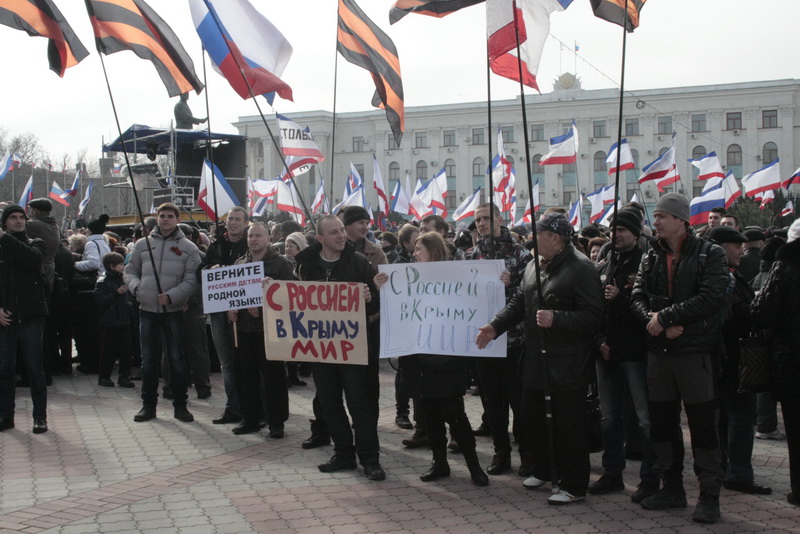 В Симферополе провели митинг в поддержку референдума и воссоединения с Россией