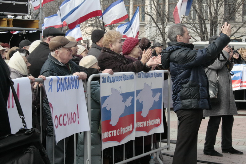 В Симферополе провели митинг в поддержку референдума и воссоединения с Россией