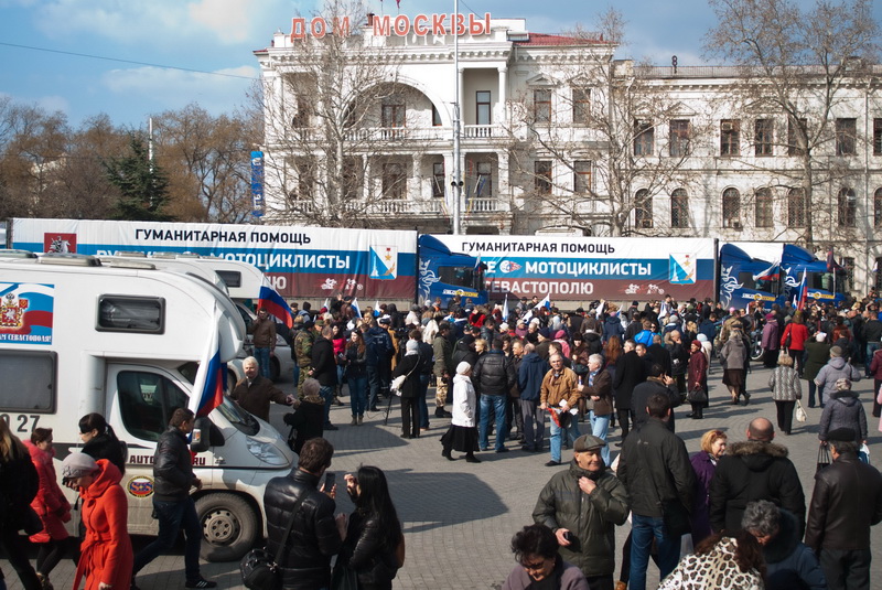 В Севастополе встретили автопоезд с гуманитарной помощью
