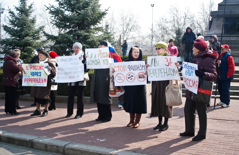 В Севастополе встретили автопоезд с гуманитарной помощью