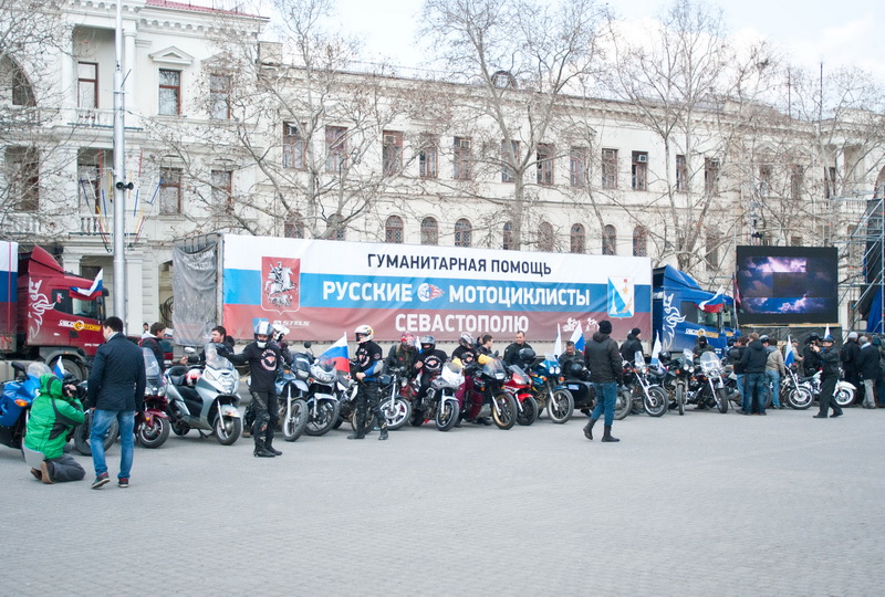 В Севастополе встретили автопоезд с гуманитарной помощью